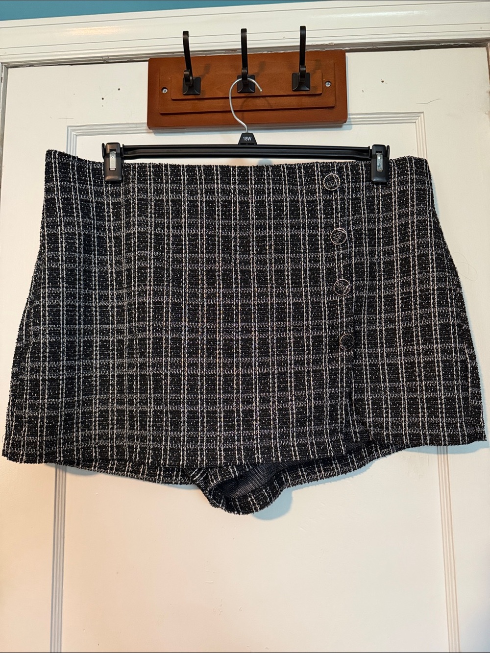 Torrid Black & White Plaid Tweed Skort with Side Buttons size 3X